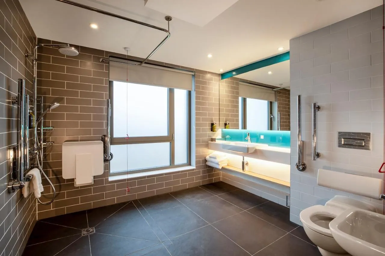 Holiday Inn Express Cambridge West - Cambourne By Ihg ホテル
